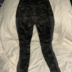 Strong hold leggings camo size medium